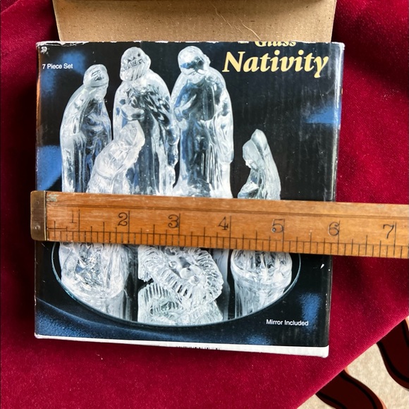 Small Glass Nativity Set. 7 piece set. Mirror counts as one piece. - Picture 7 of 7